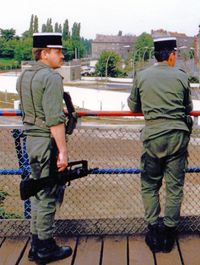 Französische Armeeangehörige auf einem Beobachtungsstand in Berlin Bernauer Strasse im September 1987
