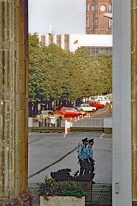 Grenzsoldaten der DDR beim Brandenburger Tor in Berlin im September 1987