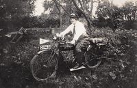 Anne-Marie Duve im Jahr 1927 mit Motorrad WANDERER