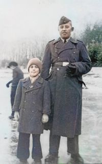 Friedrich Krellenberg (1906-1991) mit Sohn Manfred Krellenberg (1937-2011) auf dem zugefrorenen Schwartauer See (um 1942)