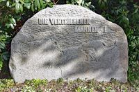 DIE VERTRIEBENEN MAHNEN - Gedenkstein im Kurpark Bad Schwartau, Aufnahme vom 21.04.2021
