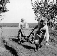 Auf dem Pariner Berg um 1933: Willi Krellenberg zieht einen mit Milchkanne beladenen Karren. Anne-Marie Duve, ab 29.06.1934 Krellenberg, schiebt von hinten