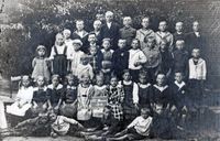 Schulkinder in Klein Parin im Jahr 1919
