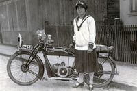 Anne-Marie Duve (meine Großmutter) mit Motorrad WANDERER vor dem Haus ihrers Vaters in Pohnsdorf