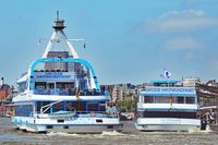 Fahrgastschiffe HAMBURG und LA PALOMA am 26.05.2020 im Hafen von Hamburg (bei den Landungsbrücken). Reederei Rainer Abicht