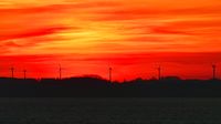 Windräder an der Ostsee bei Sonnenuntergang - fotografiert von Bord COLOR MAGIC am 08.02.2023