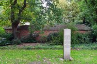 Vor der Gedenkstätte Opfer von Krieg und Gewaltherrschaft - Vorwerker Friedhof Lübeck 02.10.2023