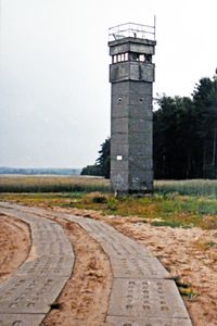 DDR-Beobachtungsturm gegenüber Lübeck-Schlutup 1990