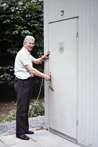 Das war es... Zollbeamter Peter Cnotka schließt letztmalig die Tür zum Abfertigungscontainer der Grenzkontrollstelle Eichholz. 1990