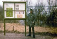 Zollbeamter G.H. bei einem Schaukasten des Zollkommissariats Ratzeburg unweit des Mechower Sees. Fotosammlung Lothar Kröger