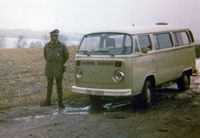 Zollbeamter G.H. mit VW-Transporter T2 