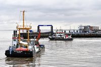 MITTELGRUND Schwimmgreifer und Fischereifahrzeug UK 368 PETRONELLA am 16.10.2023 in Cuxhaven