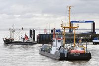 MITTELGRUND Schwimmgreifer (IMO 8835645) und Fischereifahrzeug UK 368 PETRONELLA am 16.10.2023 in Cuxhaven