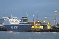 ML FREYJA Ro-Ro Cargo Ship, IMO 9799977, am Abend des 16.10.2023 in Cuxhaven