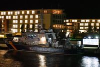 Zollboot PRIWALL am Abend des 04.11.2023 in Lübeck-Travemünde