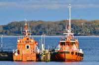 Lotsenversetzboote HOLTENAU und TRAVEMÜNDE am 04.11.2023 in Lübeck-Travemünde