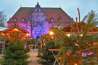 Bad Schwartau Weihnachtsmarkt 18.12.2023. Blick in Richtung Amtsgericht