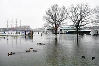 HANSE am 04.01.2024 bei Hochwasser in Lübeck-Travemünde