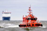 Lotsenversetzboot HOLTENAU und TAVASTLAND am 04.01.2024 in der Ostsee vor Lübeck-Travemünde