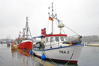 TRA 2 im Fischereihafen von Lübeck-Travemünde. Hochwasser am 4.1.2024