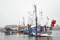TRA 64 HANSEAT und ANNA II im Fischereihafen von Lübeck-Travemünde. Hochwasser am 04.01.2024