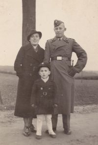 Friedrich Krellenberg, Ehefrau Anne-Marie und Sohn Manfred Krellenbergbei der Deutschen Wehrmacht