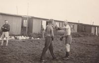 Friedrich Krellenberg, rechts im Bild, bei einem Boxkampf