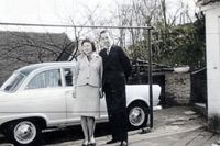 Mai 1964. Elke und Manfred Krellenberg mit DKW auf dem Hof der Pariner Str.13 in Bad Schwartau