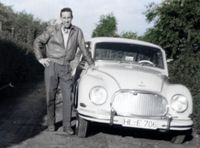Manfred Krellenberg mit seinem ersten Auto