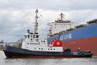 Schlepper VB RÖNNEBECK am 24.02.2024 beim Bulk Carrier HONG DAI unweit Nordlandkai Lübeck / Vorwerker Hafen