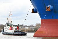 VB RÖNNEBECK am 24.02.2024 beim Bulk Carrier HONG DAI. Trave unweit Nordlandkai Lübeck / Vorwerker Hafen