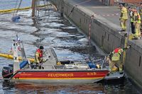 Feuerwehrboot Florian Lübeck 10-78-09 am 09.03.2024 bei der Sinkstelle von der Galeasse FRIDTHJOF