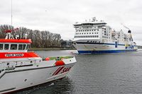 SAR-Boot FELIX SAND und TT-Line Fährschiff AKKA am 16.03.2024 in Lübeck-Travemünde