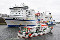 SAR-Boot FELIX SAND und TT-Line Fährschiff AKKA am 16.03.2024 in Lübeck-Travemünde
