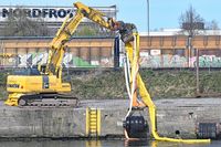 26.03.2024 - bei der Roddenkoppel in Lübeck. Mittel zur Oel-Abwehr werden aus dem Wasser des Wallhafens geborgen