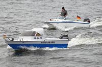 Motorboote auf der Trave unweit Skandinavienkai Lübeck-Travemünde 06.04.2024