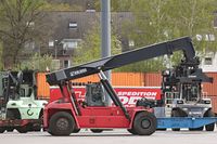 Fahrzeug im Hafen von Lübeck zum Bewegen von schweren Lasten 15.04.2024