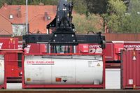 Fahrzeug im Hafen von Lübeck zum Bewegen von schweren Lasten 15.04.2024