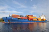 SOLONG, Container Ship, IMO 9322554, am 16.08.2019 auf der Trave bei Lübeck-Travemünde