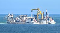 BOUSSOLE, Motor Hopper, IMO 9462627, am 07.05.2024 in der Ostsee vor Rostock. Dahinter FERNAO DE MAGALHAES, Dredger, IMO 9466697