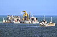 BOUSSOLE, Motor Hopper, IMO 9462627, am 07.05.2024 in der Ostsee vor Rostock. Dahinter FERNAO DE MAGALHAES, Dredger, IMO 9466697