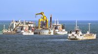 BOUSSOLE, Motor Hopper, IMO 9462627, am 07.05.2024 in der Ostsee vor Rostock. Dahinter FERNAO DE MAGALHAES, Dredger, IMO 9466697