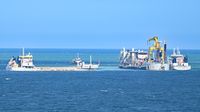 BOUSSOLE, Motor Hopper, IMO 9462627, am 07.05.2024 in der Ostsee vor Rostock. Rechts daneben FERNAO DE MAGALHAES, Dredger, IMO 9466697