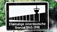 Schild an der Autobahn A 20 in Höhe der ehemaligen innerdeutschen Grenze bei der Wakenitz (07.05.2024)