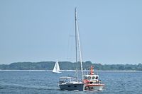 SAR-Boot ERICH KOSCHUBS am 01.06.2024 in der Ostsee vor Lübeck-Travemünde. Hilfeleistung für ein Segelboot