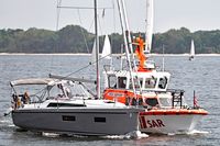 SAR-Boot ERICH KOSCHUBS am 01.06.2024 in der Ostsee vor Lübeck-Travemünde. Hilfeleistung für ein Segelboot