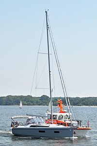 SAR-Boot ERICH KOSCHUBS am 01.06.2024 in der Ostsee vor Lübeck-Travemünde. Hilfeleistung für ein Segelboot