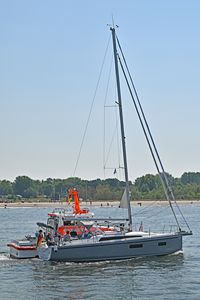 SAR-Boot ERICH KOSCHUBS am 01.06.2024 in der Ostsee vor Lübeck-Travemünde. Hilfeleistung für ein Segelboot