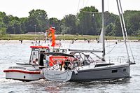 SAR-Boot ERICH KOSCHUBS am 01.06.2024 in der Ostsee vor Lübeck-Travemünde. Hilfeleistung für ein Segelboot