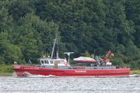 Feuerlöschboot SENATOR EMIL PETERS am 13.07.2024 auf der Trave gegenüber von Selmsdorf